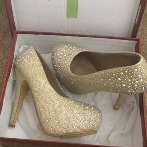Delicacy Gold Pumps